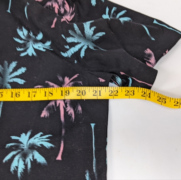 Maui Maui Hawaiian Palm Pattern Button Down Shirt, Large - Picture 8 of 11